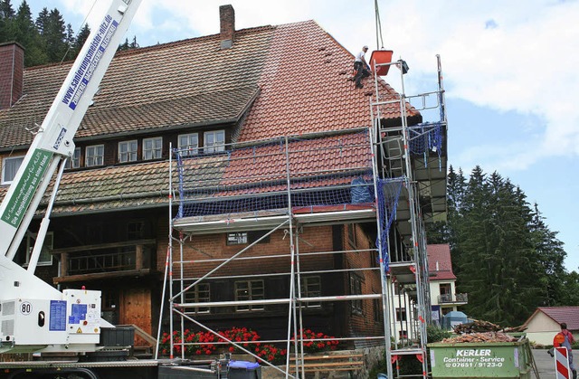 Arbeiten in luftiger Hhe: Mitarbeiter...kimuseums mit rund 1200 neuen Ziegeln.  | Foto: Dieter Maurer