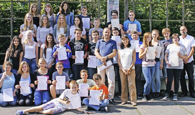 Freude bei den Schlerinnen und Schle...er die erreichten Sprach-Zertifikate.   | Foto: realschule neuenburg