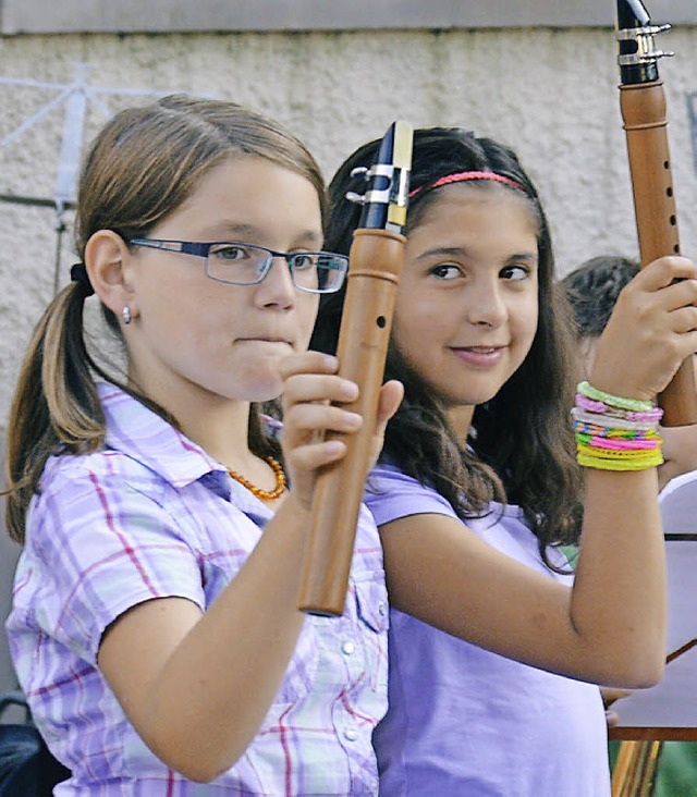 Dem Nachwuchs eine Chance: Zwei junge ... MV Hllstein mit ihren Instrumenten.   | Foto: Diehl