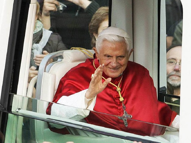 2007 wollte der Angeklagte Benedikt XVI vom Papamobil stoen.  | Foto: dpa