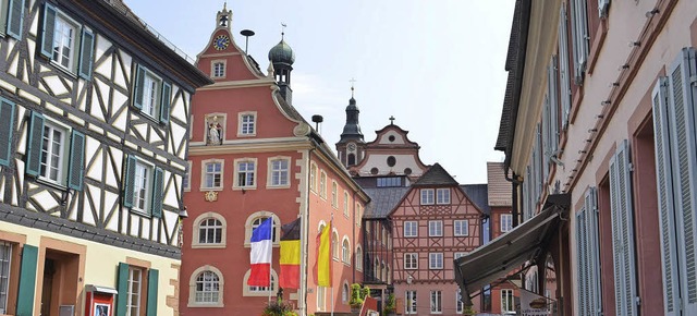 Touristen sind vom Rathausensemble imm...; und vom Service  in der Touristinfo.  | Foto: klaus Fischer