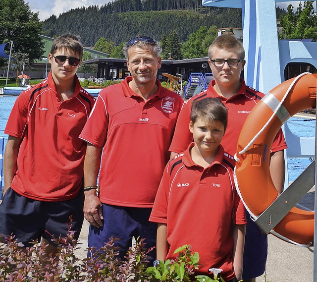 Sven Hofmann (zweiter von links) und d...die Einbrchen in das Freibad wtend.   | Foto: Sebastian Wolfrum