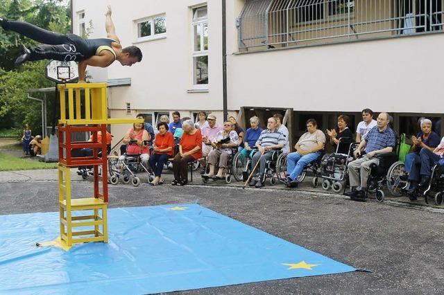 Ein Taubenpaar flattert durchs begeisterte Publikum