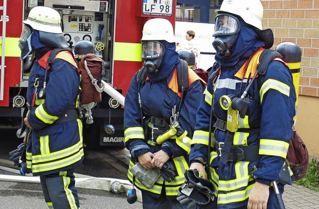 Mit Atemschutzmasken mussten sich die ...ae wurde zwischenzeitlich evakuiert.   | Foto: Michael Gottstein