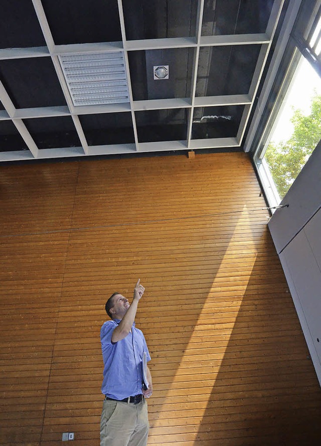 Michael Heitzmann vor der schadhaften  Decke, aus der Teile herabgestrzt sind.  | Foto: stadt