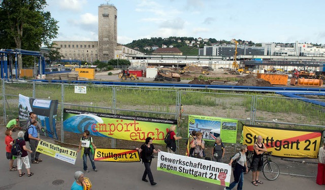 Auch am Tag des offiziellen Baubeginns...#8211; Protest gegen das Bahnprojekt.   | Foto: dpa