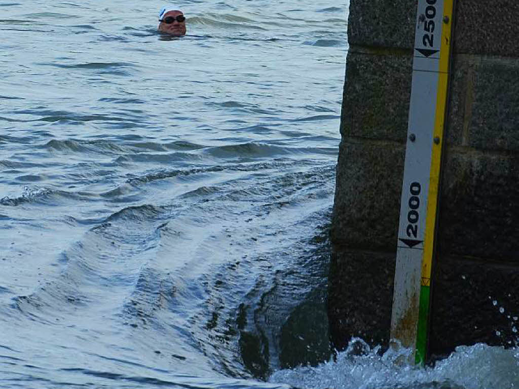 Andreas Fath bei seiner Ankunft an der Holzbrcke in Bad Sckingen. Der Chemieprofessor durchschwimmt den Rhein von seinem Ursprung in den Schweizer Alpen bis zur Mndung in  Hoek van Holland auf die gesamte Lnge von 1231 Kilometern.
