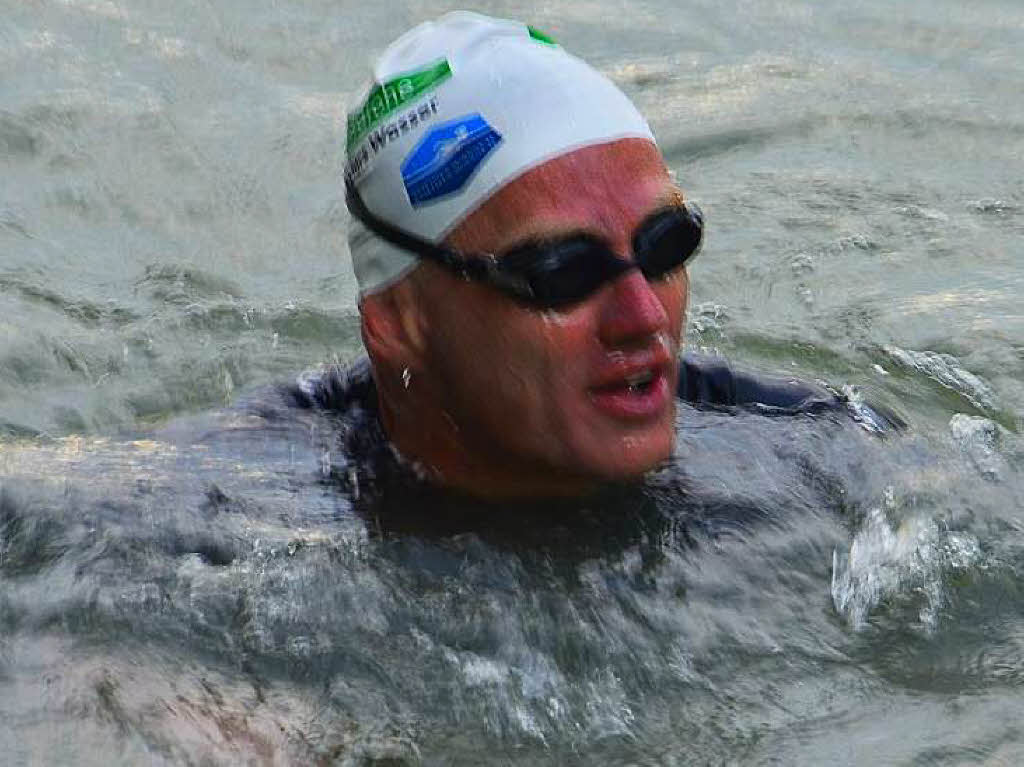 Andreas Fath bei seiner Ankunft an der Holzbrcke in Bad Sckingen. Der Chemieprofessor durchschwimmt den Rhein von seinem Ursprung in den Schweizer Alpen bis zur Mndung in  Hoek van Holland auf die gesamte Lnge von 1231 Kilometern.