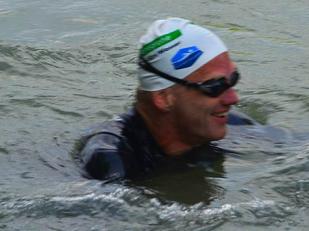 Andreas Fath bei seiner Ankunft an der Holzbrcke in Bad Sckingen. Der Chemieprofessor durchschwimmt den Rhein von seinem Ursprung in den Schweizer Alpen bis zur Mndung in  Hoek van Holland auf die gesamte Lnge von 1231 Kilometern.