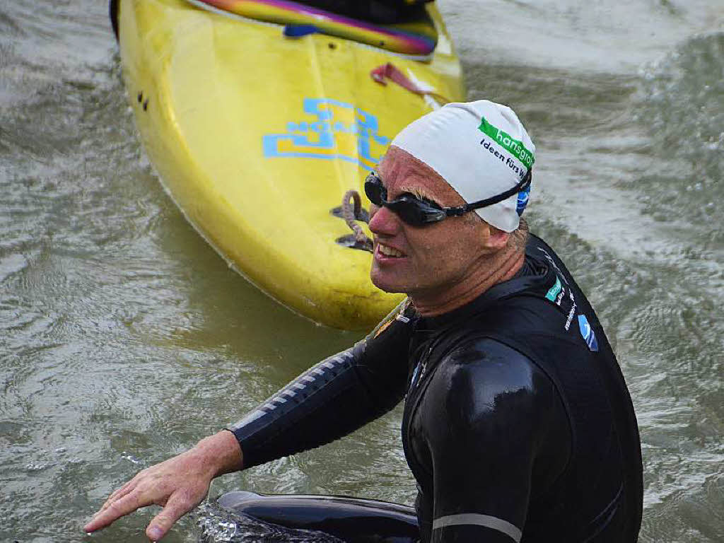 Andreas Fath bei seiner Ankunft an der Holzbrcke in Bad Sckingen. Der Chemieprofessor durchschwimmt den Rhein von seinem Ursprung in den Schweizer Alpen bis zur Mndung in  Hoek van Holland auf die gesamte Lnge von 1231 Kilometern.