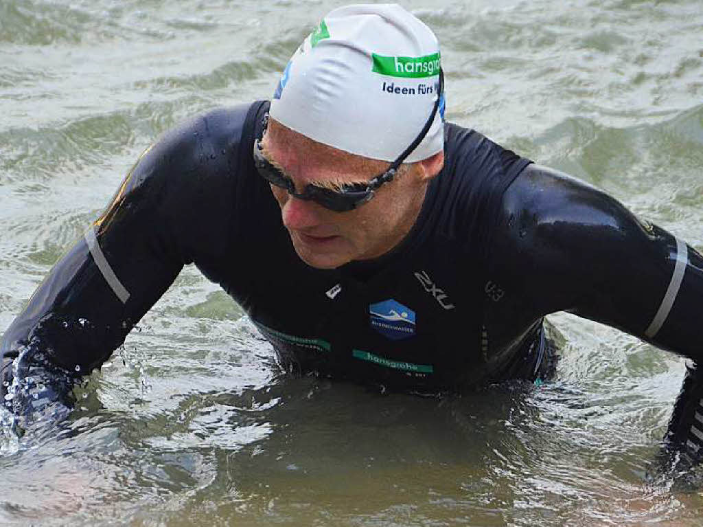 Andreas Fath bei seiner Ankunft an der Holzbrcke in Bad Sckingen. Der Chemieprofessor durchschwimmt den Rhein von seinem Ursprung in den Schweizer Alpen bis zur Mndung in  Hoek van Holland auf die gesamte Lnge von 1231 Kilometern.