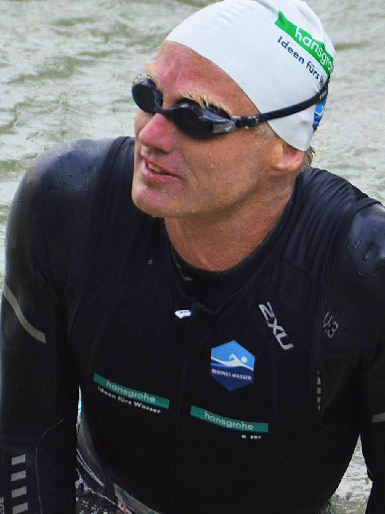 Andreas Fath bei seiner Ankunft an der Holzbrcke in Bad Sckingen. Der Chemieprofessor durchschwimmt den Rhein von seinem Ursprung in den Schweizer Alpen bis zur Mndung in  Hoek van Holland auf die gesamte Lnge von 1231 Kilometern.