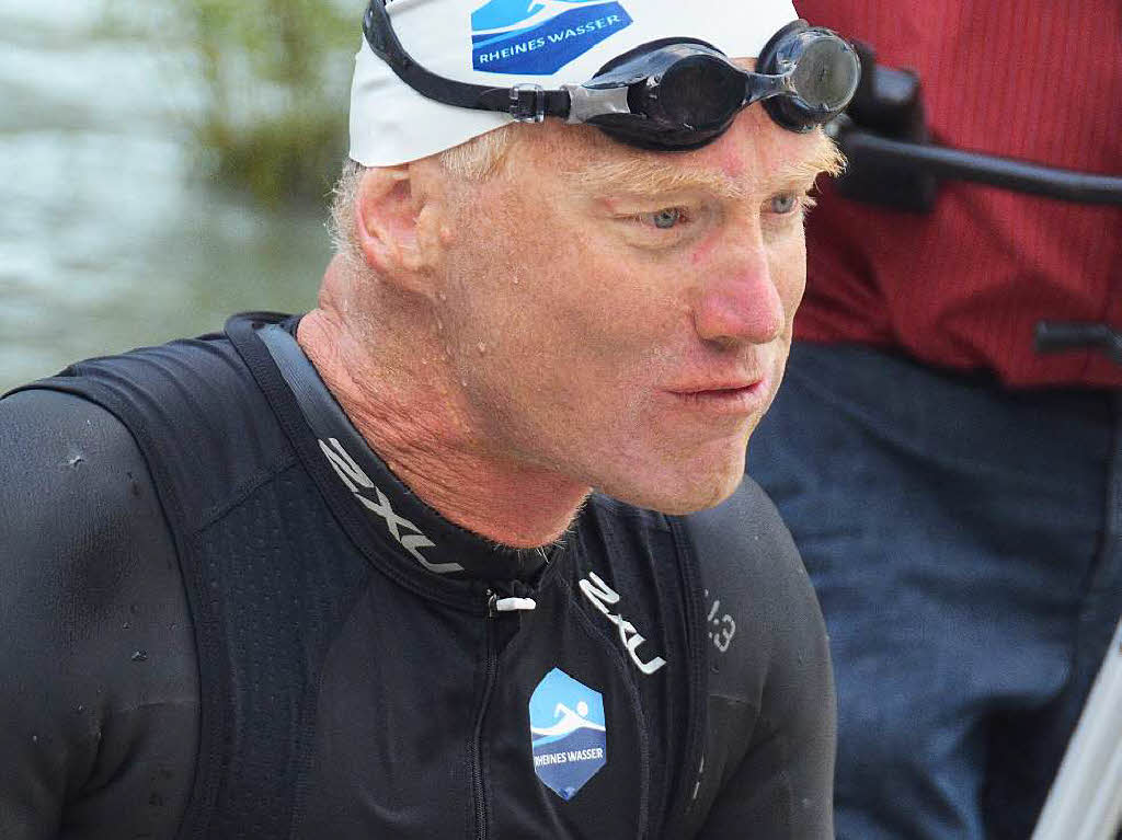 Andreas Fath bei seiner Ankunft an der Holzbrcke in Bad Sckingen. Der Chemieprofessor durchschwimmt den Rhein von seinem Ursprung in den Schweizer Alpen bis zur Mndung in  Hoek van Holland auf die gesamte Lnge von 1231 Kilometern.