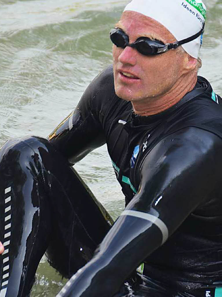 Andreas Fath bei seiner Ankunft an der Holzbrcke in Bad Sckingen. Der Chemieprofessor durchschwimmt den Rhein von seinem Ursprung in den Schweizer Alpen bis zur Mndung in  Hoek van Holland auf die gesamte Lnge von 1231 Kilometern.