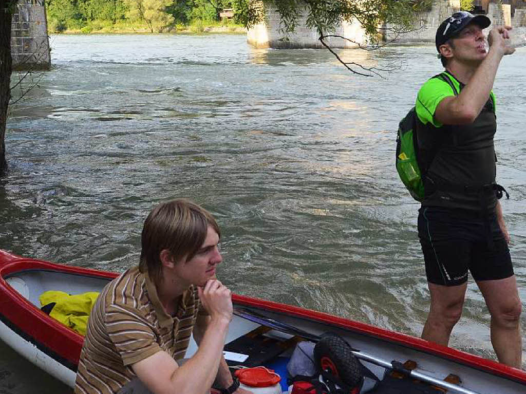 Andreas Fath bei seiner Ankunft an der Holzbrcke in Bad Sckingen. Der Chemieprofessor durchschwimmt den Rhein von seinem Ursprung in den Schweizer Alpen bis zur Mndung in  Hoek van Holland auf die gesamte Lnge von 1231 Kilometern.