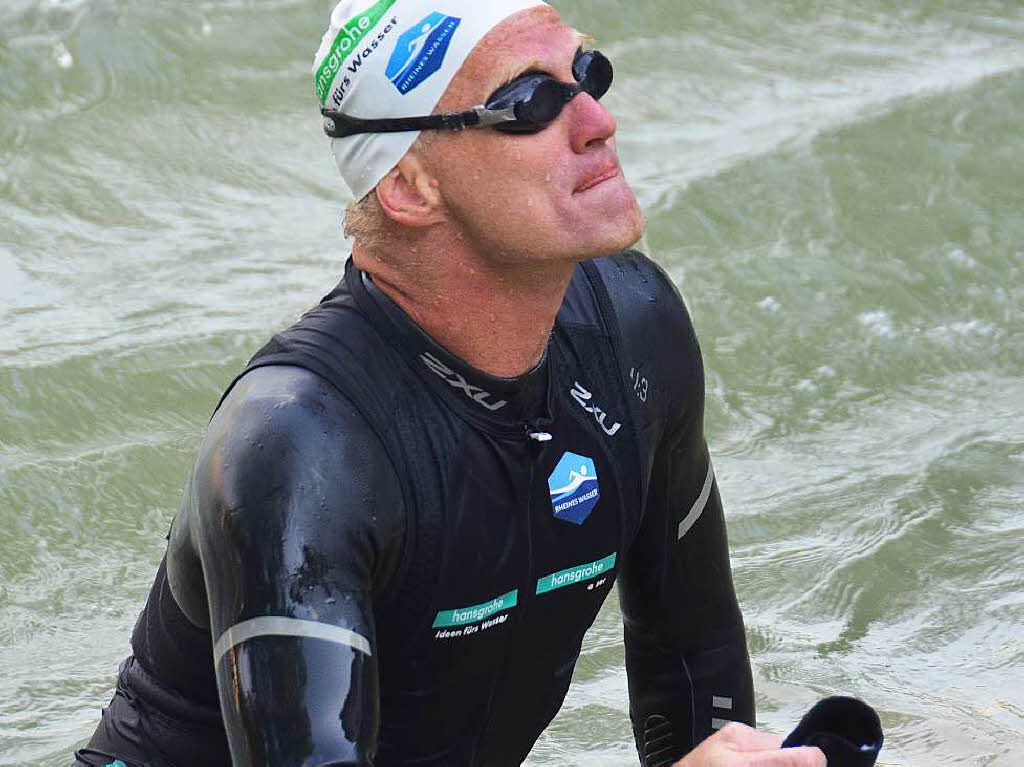 Andreas Fath bei seiner Ankunft an der Holzbrcke in Bad Sckingen. Der Chemieprofessor durchschwimmt den Rhein von seinem Ursprung in den Schweizer Alpen bis zur Mndung in  Hoek van Holland auf die gesamte Lnge von 1231 Kilometern.