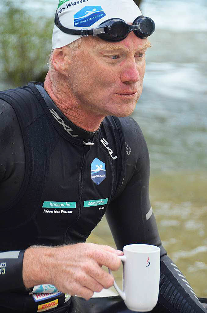 Andreas Fath bei seiner Ankunft an der Holzbrcke in Bad Sckingen. Der Chemieprofessor durchschwimmt den Rhein von seinem Ursprung in den Schweizer Alpen bis zur Mndung in  Hoek van Holland auf die gesamte Lnge von 1231 Kilometern.