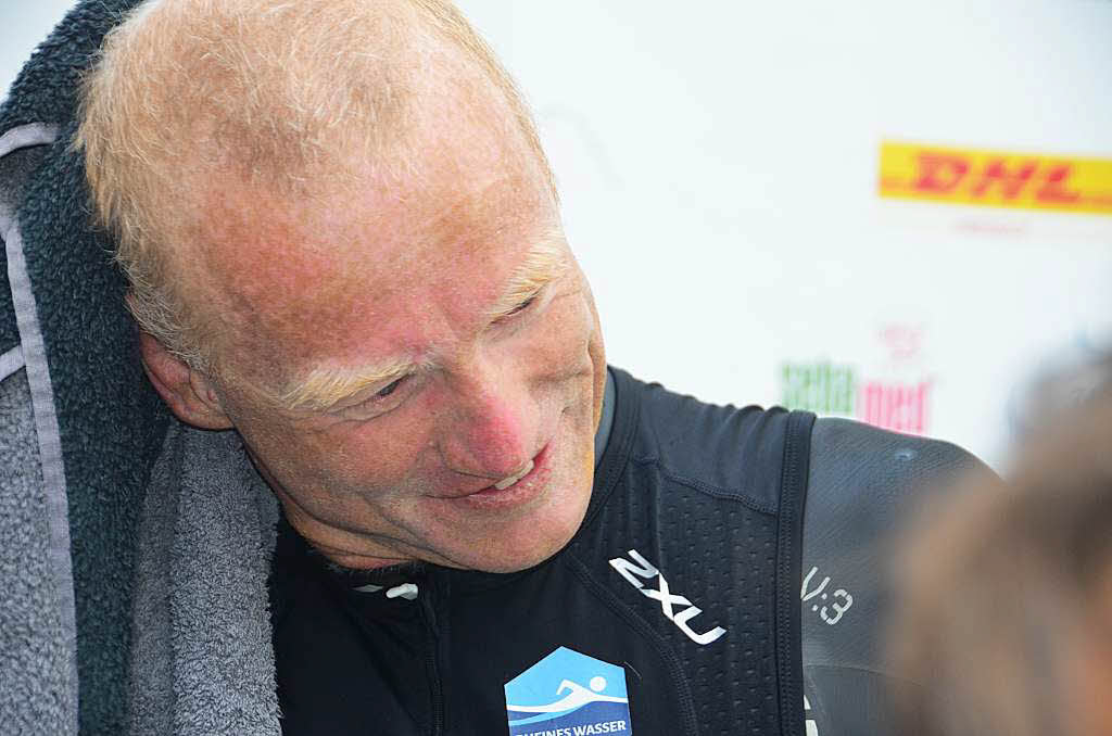 Andreas Fath bei seiner Ankunft an der Holzbrcke in Bad Sckingen. Der Chemieprofessor durchschwimmt den Rhein von seinem Ursprung in den Schweizer Alpen bis zur Mndung in  Hoek van Holland auf die gesamte Lnge von 1231 Kilometern.