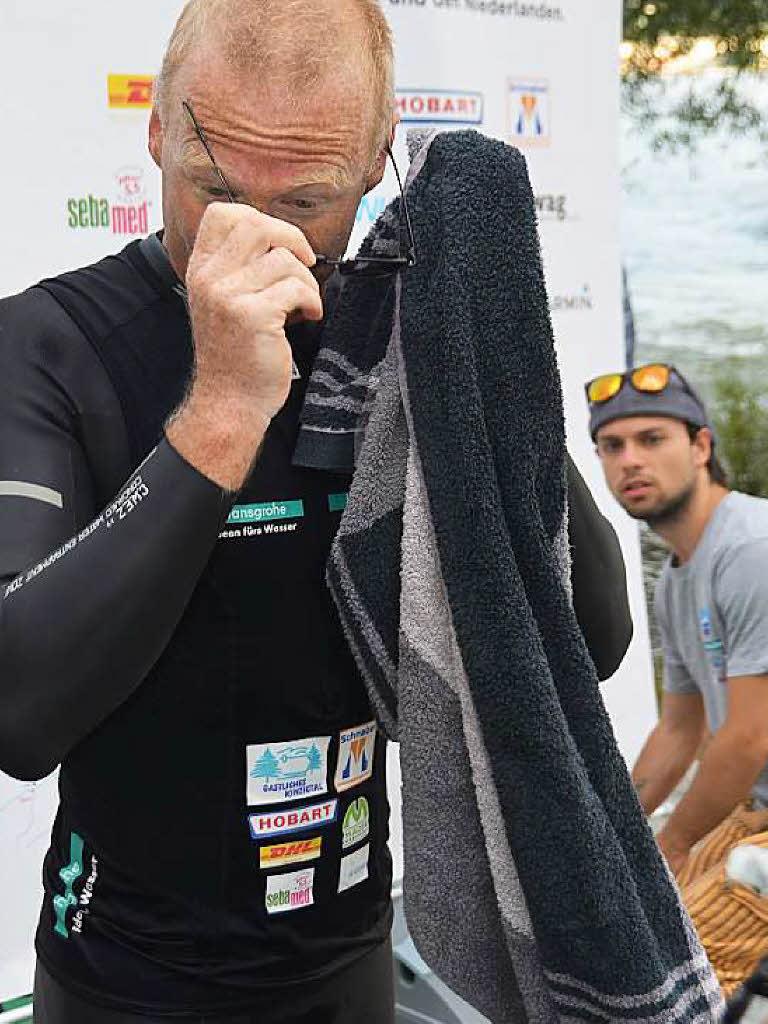 Andreas Fath bei seiner Ankunft an der Holzbrcke in Bad Sckingen. Der Chemieprofessor durchschwimmt den Rhein von seinem Ursprung in den Schweizer Alpen bis zur Mndung in  Hoek van Holland auf die gesamte Lnge von 1231 Kilometern.
