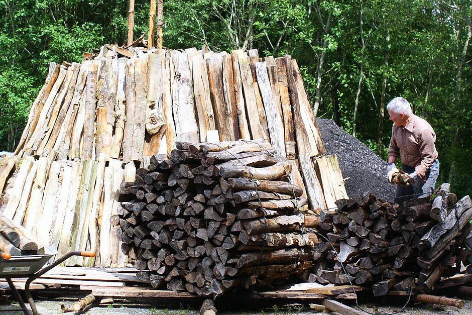 Sehr zügig ging in diesem Jahr der Meileraufbau vonstatten. (Foto: Karin Stöckl-Steinebrunner) Sehr zügig ging in diesem Jahr der Meileraufbau vonstatten. (Foto: Karin Stöckl-Steinebrunner)