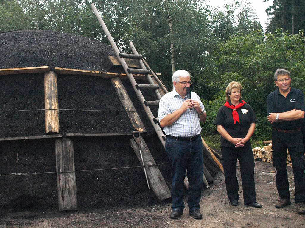 Doris Wicki, Prsidiumsmitglied des Europischen Khlervereins, bernahm die   Aufgabe, den Kohlenmeiler  in Brand zu setzen.
