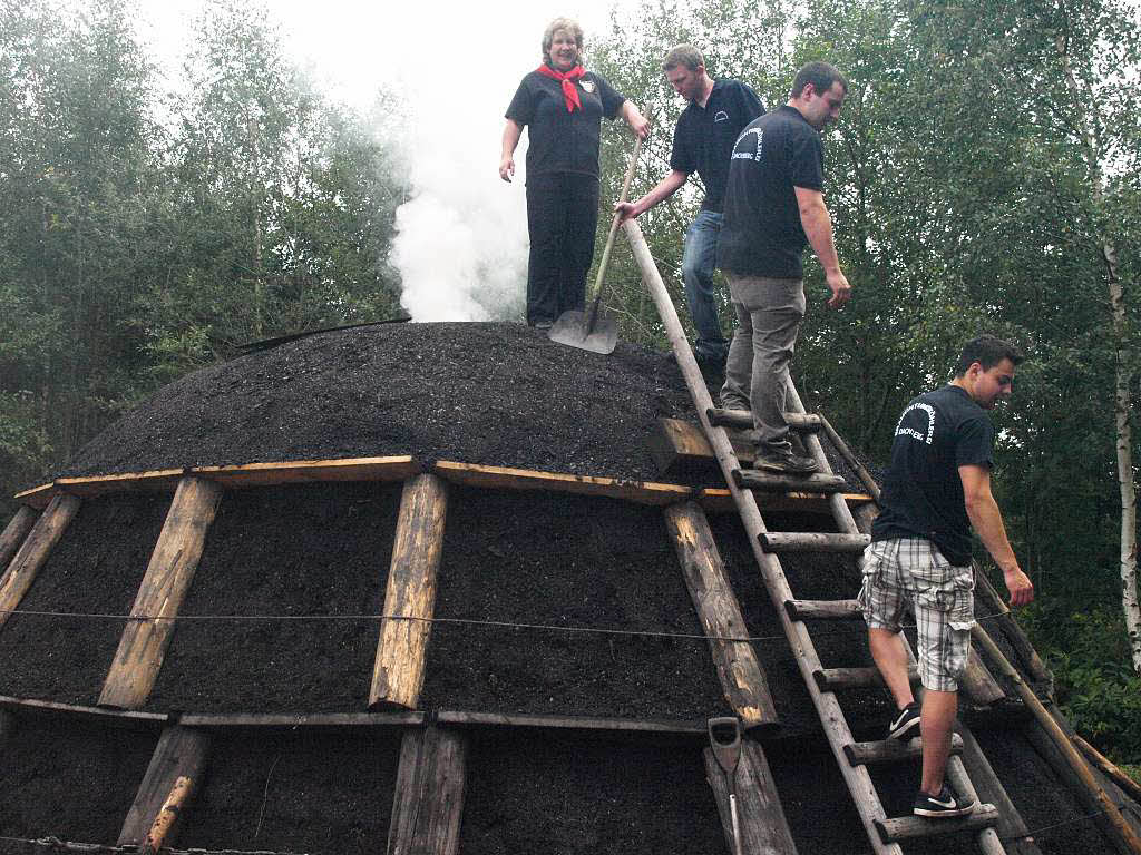 Doris Wicki, Prsidiumsmitglied des Europischen Khlervereins, bernahm die   Aufgabe, den Kohlenmeiler  in Brand zu setzen.