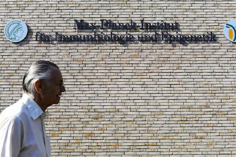 Ein Blick durchs Mikroskop und hinter die Kulissen: BZ-Leser im Max-Planck-Institut für Immunbiologie und Epigenetik (Foto: Ingo Schneider) Ein Blick durchs Mikroskop und hinter die Kulissen: BZ-Leser im Max-Planck-Institut für Immunbiologie und Epigenetik (Foto: Ingo Schneider)