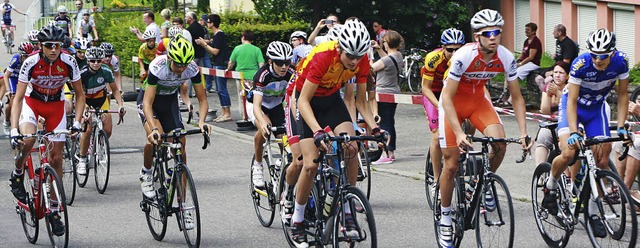 Schwung fr den Anstieg holten die Rennfahrer kurz nach dem Start in Achkarren.   | Foto: Senta Knecht