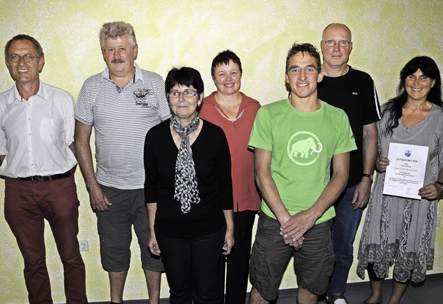 Der neue Ortschaftsrat mit (von links)...rea Barth (rechts, mit Dankesurkunde).  | Foto: Noeske