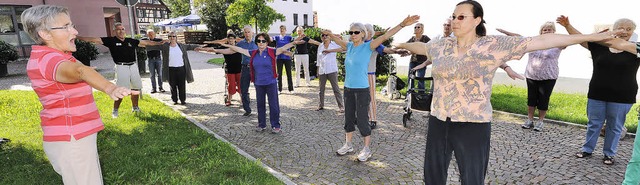 Bewegungsbungen im Bossartgarten - un...  lockeres Bewegungsprogramm angeboten  | Foto: Markus Zimmermann
