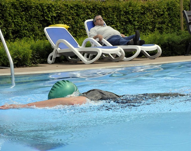 Mit Wollpulli auf der Sonnenliege und ... Panoramabad aktuell richtig gekleidet  | Foto: Markus Zimmermann               