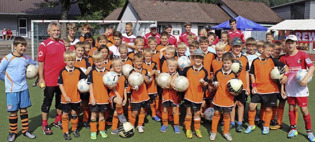 Fuball-Lehrer Herbert Maier (links) m...n im beliebten Schnauer Fuballcamp.   | Foto: Jacob