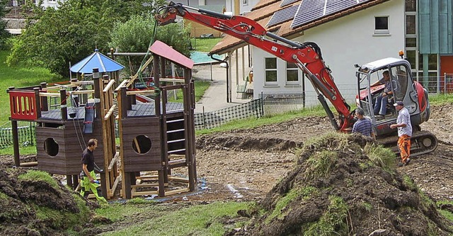 Es ist  einiges in Bewegung auf der An...tige Spielgert kann man schon werfen.  | Foto: Hans-Dieter Folles