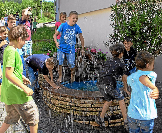 Besonders das Brunnen subern war ein ...l. Dabei hatten die Kinder viel Spa.   | Foto: Herbert Trogus