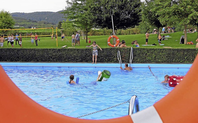 Schwimmen, Feiern und Tanzen konnten d...beim Sommernachtsfest in Oberrotweil.   | Foto: Herbert Trogus