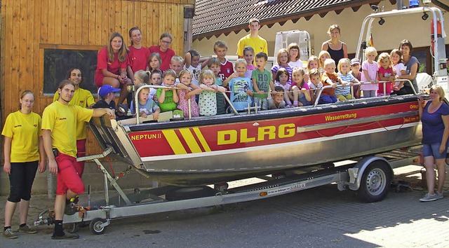 Die DLRG brachte  sogar ein Rettungsbo...s natrlich gerne in Beschlag nahmen.   | Foto: Privat