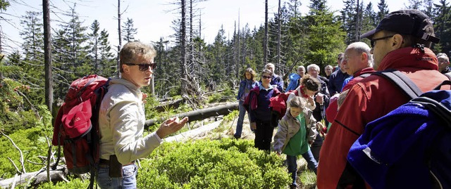 An den Lippen hngen die Besucher Char...ortlich fr die Ausbildung der Ranger.  | Foto: nationalpark