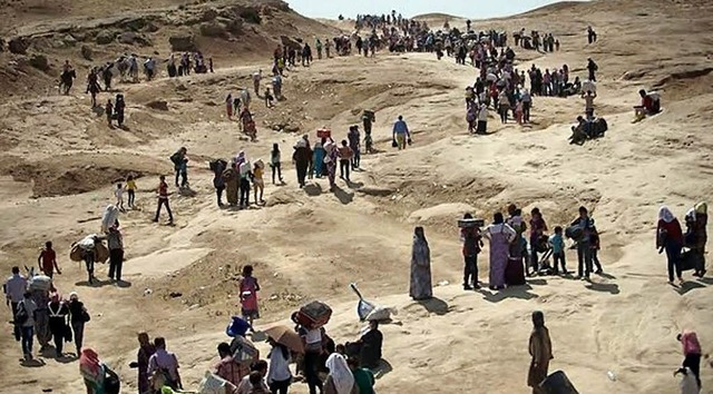 Bewohner aus Sindschar sind in die Ber...gibt es weder Vegetation noch Wasser.   | Foto: AFP