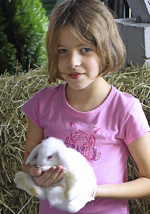 Kaninchen ben auf Kinder  eine besondere Anziehungskraft aus.  | Foto: Adelbert Mutz
