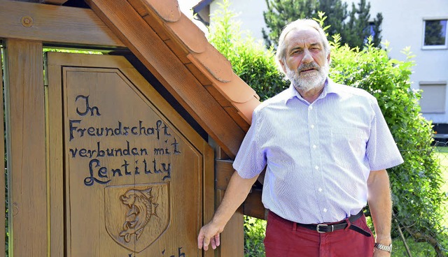 Rainer Glaser weist  auf das Schild am...nzsischen Gemeinde Lentilly hinweist.  | Foto: Dieter Erggelet