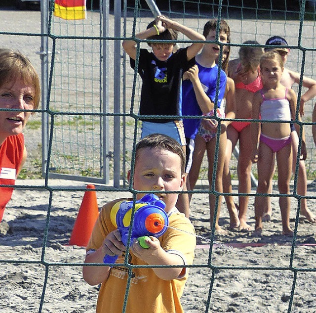 Wasserpistolen-Biathlon: Gegenber ms...e auf Cola-Flaschen getroffen werden.   | Foto: frank leonhardt