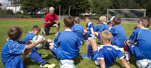 Klaus Fischer erklrt im Waldkircher S...ne themenreiches Trainingsprogamm ab.   | Foto: Daniel Fleig