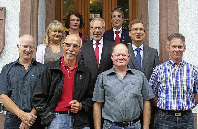 Brgermeister und Landrat mit einigen Blutspendern   | Foto: Karin Heiss