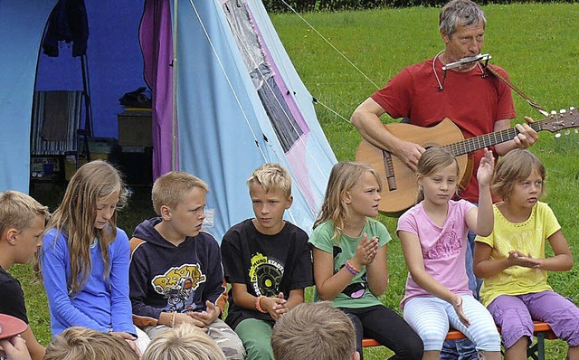 Die morgendliche Singrunde im Spieldorf   | Foto: Sylvia Bleckmann