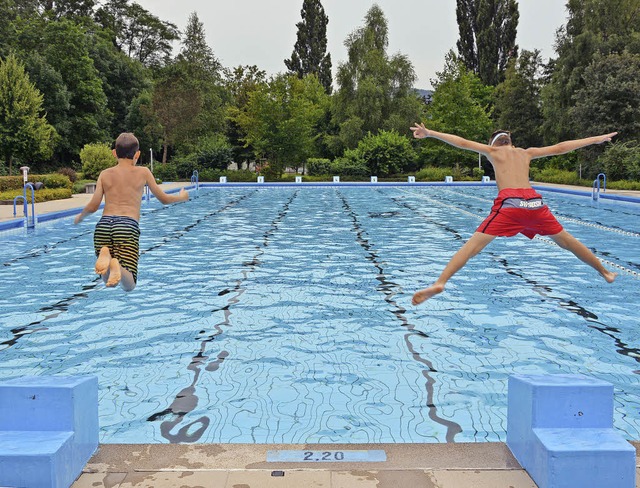 Kinder springen ins Becken. Normalerwe... diese Jahreszeit aber nicht so leer.   | Foto: Heinz Vollmar
