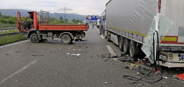 Schwerer Unfall zwischen der Autobahna... rammte einen Lkw, der im Stau stand.   | Foto: Polizei/Ingrid Bhm-Jacob