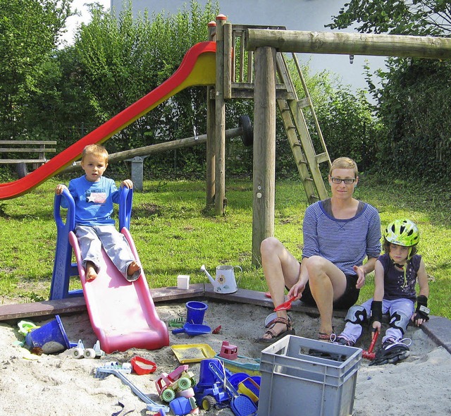 Der in die Jahre gekommene Spielplatz ... den  Sommerferien ein neues Gesicht.   | Foto: Andreas Peikert