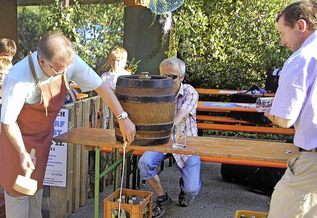 Bier luft, Fest auch: Szene vom  Dorffest 2011.   | Foto: Bernd Fackler