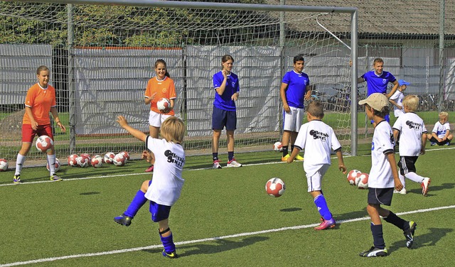Junge Talente kicken   im Denzlinger Einbollenstadion.   | Foto: Lara Walter