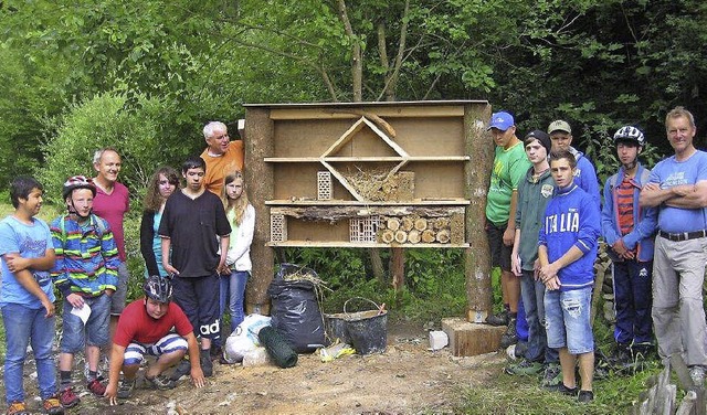 Schler der Johann-Peter-Hebelschule b...gsbahnhof in Hasel ein Insektenhotel.   | Foto: ZVG